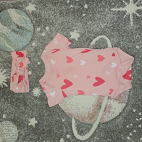 Kyte Baby Retired Print Crepe Hearts Newborn Bodysuit and 0-3 Months Bow Bundle - Picture 1 of 2